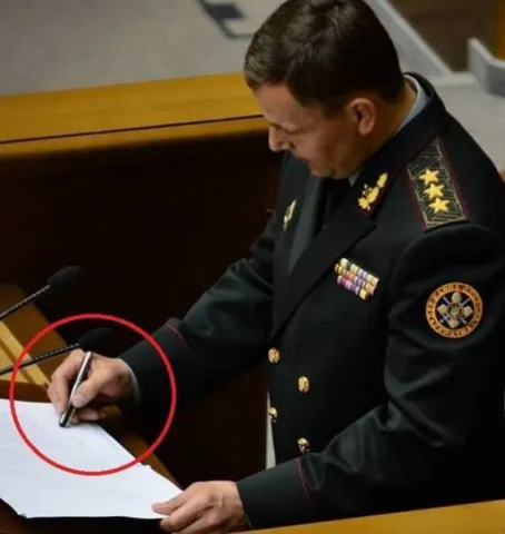 Антитерористична імітація: глава Міноборони "підписав" присягу ковпачком від ручки