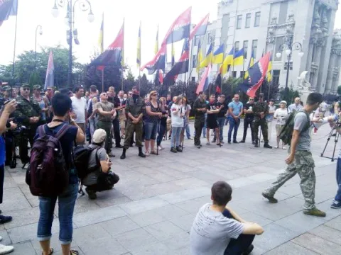 Правий сектор вимагає від Порошенка озброїти добровольчі батальйони