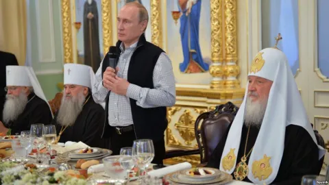 Le président de la Russie Vladimir Poutine (avec microphone) et le patriarche de Moscou 11 juillet 2016 