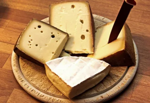 С чем есть швейцарский сыр
