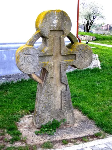 Арійський сонячний хрест біля церкви святого Іллі, де було поховано Богдана Хмельницького. Село Суботів, 14 км від Чигирина. 