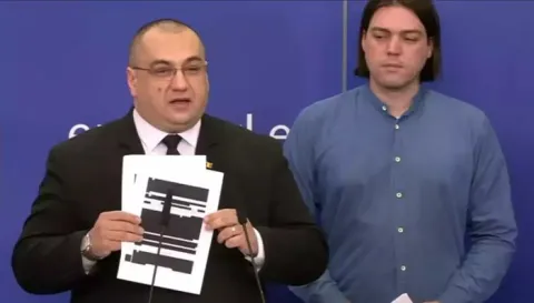 Євродепутат Крістіан Терхес (Cristian Terhes) з відредагованим контрактом Pfizer