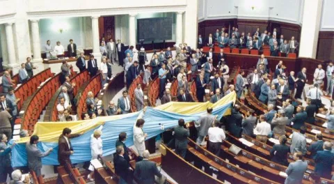 До Верховної Ради України після проголошення Незалежності України вносять український жовто-блакитний прапор