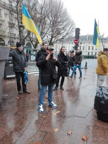 Дмитро від Руху Ветеранів Акція на підтримку України напередодні саміту «Нормандії» Париж 8 грудня 2019