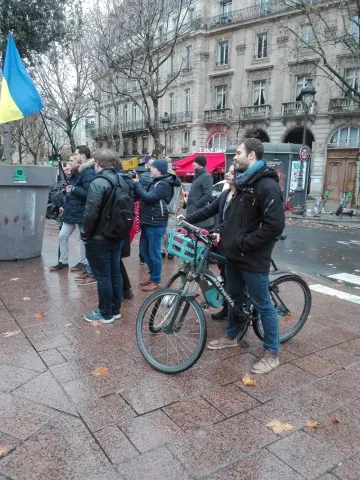 Французькі перехожі знайомляться з Україною та російським агресором Акція на підтримку України напередодні саміту «Нормандії» Париж 8 грудня 2019