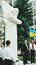 Пам'ятник Степанові Бандері на кордоні України і Польщі