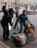 Оранжевих продовжують лупцювати та підпалювати. Ті на провокації не піддаються