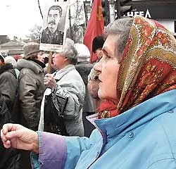 Рішучі пенсіонери знесли намети толерантних студентів