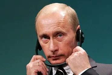 Дзвінок. Путін знімає слухавку.