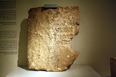 Плита з Кесарії - артефакт, виявлений італійськими археологами в 1961 році