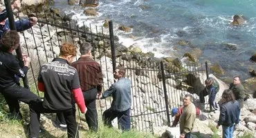 Мешканці Алупки зносять паркани
