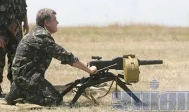 Україну врятує здорова мілітаризація. Ющенко освоює стрілецьку зброю