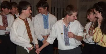 На випускний у вишиванці та віночку