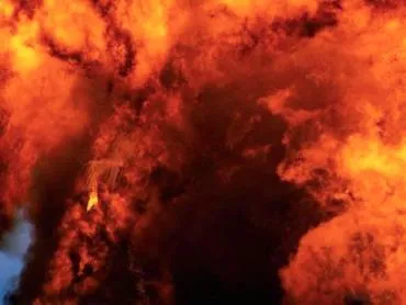 СУРГУТ. Вже 4 добу горить підірване родовище нафти