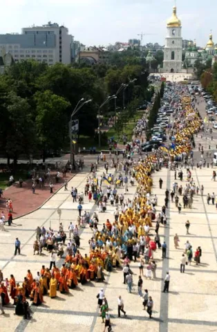 Попри протидію міліції Хресна хода в Києві зібрала 10 тисяч віруючих