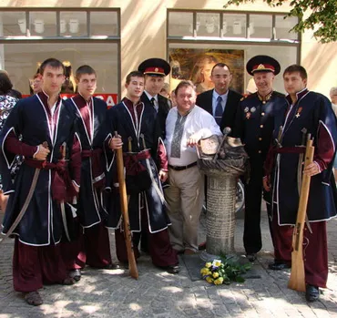 Богдан Бенюк з дипломатами та козаками відкрили пам’ятник Пилипу Орлику у Швеції