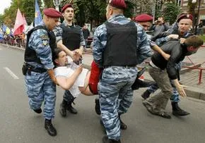 Херсонська міліція готується до революції, студентів використовують як тренувальну грушу