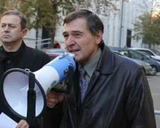 Хто стріляє в опозицію?