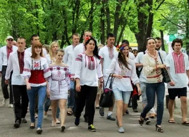 У Черкасах молодь у вишиванках пройшла 5 кілометрів