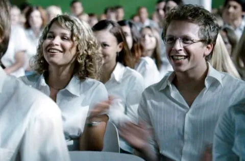 Кадр з фільму режисера Деніса Ганзеля "Хвиля" (Die Welle) 2008 р.