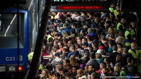 Переповнене метро в Сан-Паулу, звична ранкова картина