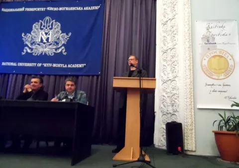 Під час конференції в залі КМА: Кирило Стеценко (зліва), Ігор Харченко, Ігор Каганець (Київ, 17.10.2013). 
