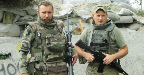 Олександр Починок, ліворуч, український снайпер, стверджує, що американська зброя посилить моральний дух українських військ (фото надав Олександр Починок)