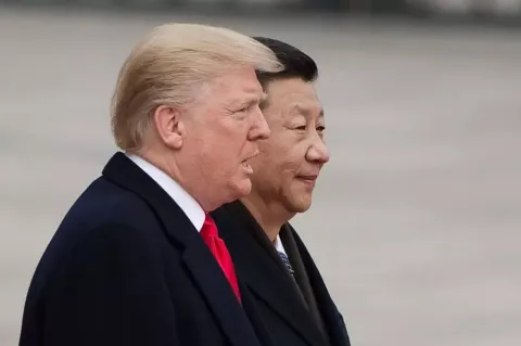 Президент США Дональд Трамп і Президент КНР Сі Цзіньпін у ​​Пекіні 9 листопада 2017 року. НІКОЛАС АСФУРІ (NICOLAS ASFOURI) / AFP / GETTY