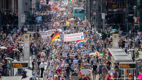 Демонстрація проти коронавірусних обмежень у Берліні 1 серпня 2020 року