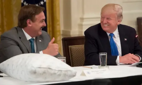 Майк Лінделл, засновник MyPillow, разом з президентом Дональдом Трампом.