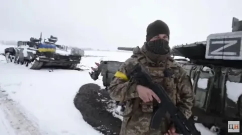 Український вояк біля захопленої ворожої техніки на Харківщині