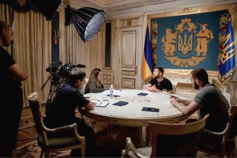 Президент України Володимир Зеленський відповідає на запитання