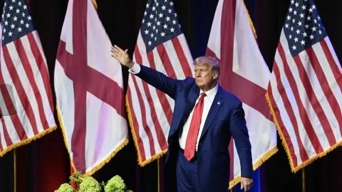 Дональд Трамп під час літньої зустрічі Республіканської партії Алабами 2023 року