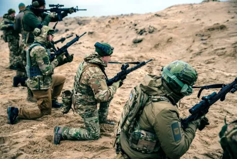 Українські цивільні та військові беруть участь у приватній тренувальній ініціативі "Backyard Camp" у Київській області, 28 січня.Фото: Юлія Кочетова/Bloomberg
