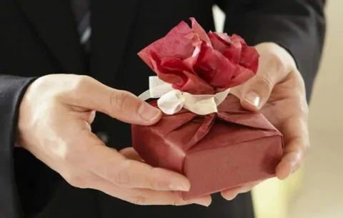 Сувенірна продукція для бізнесу: як вибрати ідеальні подарунки для клієнтів