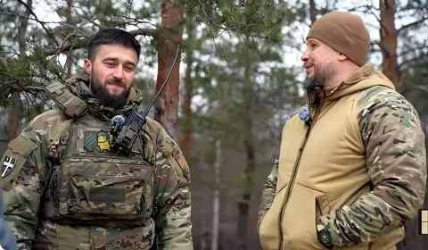 Колишній штурмовик, а тепер дроновод Макар з Андрієм Білецьким. 