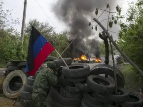 Донецьк знову потрапив під артобстріли: зруйновано будинки, люди гасять пожежі