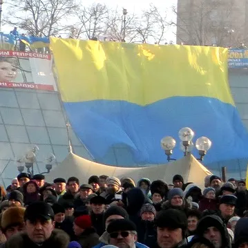 Великий сонячно-блакитний прапор на Майдані (Київ, 29.12.2013). Фото SD.ORG.UA 