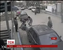 У Сімферополі озброєні нападники у військовій формі розгромили прес-центр 