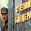 У Львові портрети Бандери та Шухевича подарують кожній школі