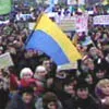 Пряму трансляцію з Майдану відновлено. На першому плані - жовто-блакитний прапор. 