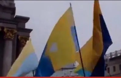 В День єдності України на Майдані у Києві провели акцію повернення до жовто-блакитного прапора