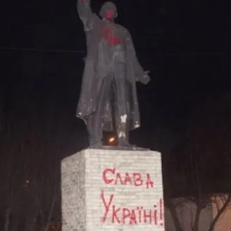 У Сибіру на пам'ятнику Леніну написали "Слава Україні!"