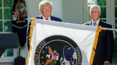 Президент США Дональд Трамп на тлі прапора Космічних сил США