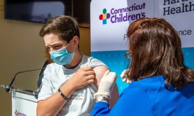 Макс Зіто, 13 років, отримує експериментальну вакцину