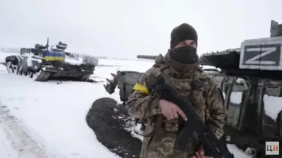Український вояк біля захопленої ворожої техніки на Харківщині