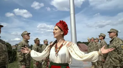 Слава! Слава! Слава! Вільна Українська Держава!