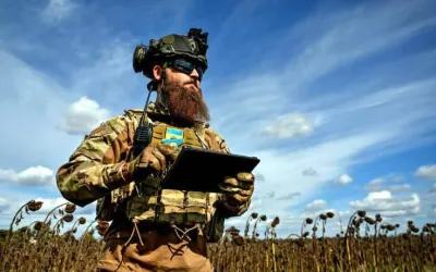 Український воїн з планшетним комп’ютером на полі бою