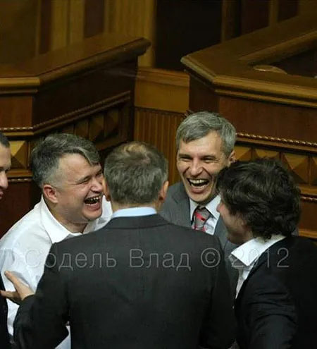 Свободівці-колаборанти вже веселяться з регіоналами-окупантами