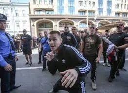В Україні під наглядом силовиків формується армія вуличних бійців